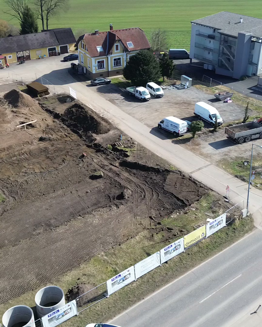 Projektfläche an der Triester Straße mit bestehenden Gebäuden im Hintergrund